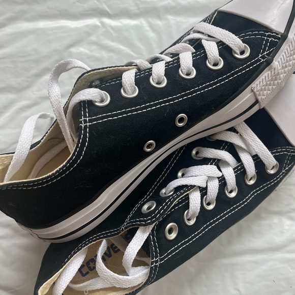 Converse Womens size 8 - Picture 2 of 4